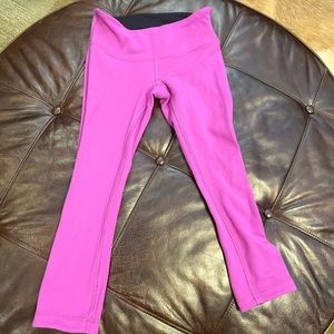 LuluLemon reversible capri wunder under oriole and black leggings size 4